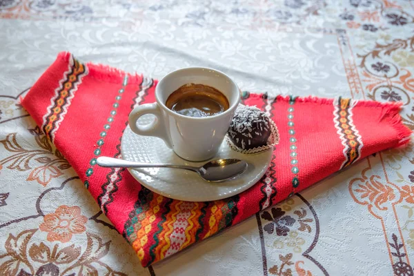 Uma Chávena Café Com Chocolate Guardanapo Tradicional — Fotografia de Stock