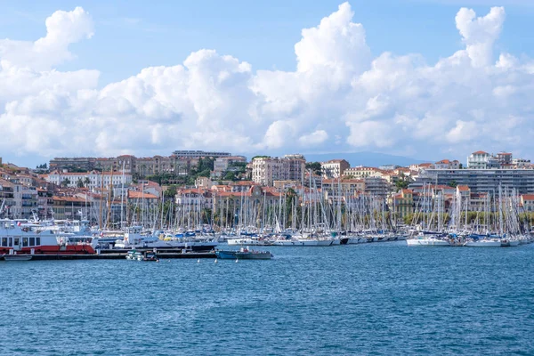 Cannes City Hamn Vid Dagsljus Visa Från Vatten Parkerade Båtar — Stockfoto