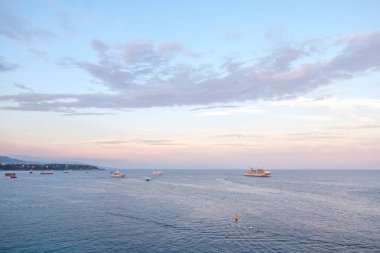 Monte Carlo yakınındaki su üzerinde günbatımında seyir gemi. Arka plan üzerinde bulutlar. Monaco güzellikleri