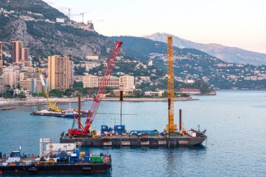 Gemiler su üzerinde günbatımında vinç. Arka plan üzerinde şehir. Monte Carlo, Monaco