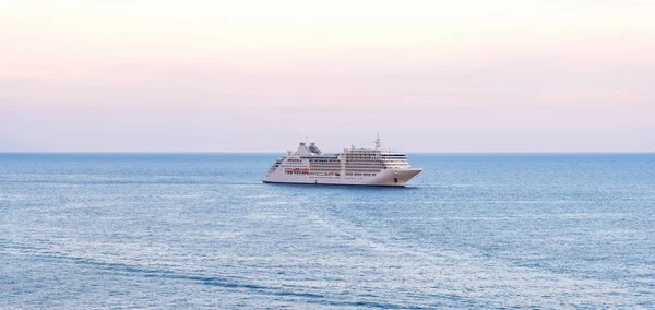 Buque Pasajeros Navegando Agua Atardecer Plano Panorámico Mónaco Monte Carlo —  Fotos de Stock