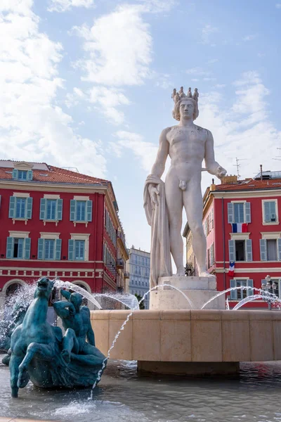 Escultura Fuente Del Sol Día Soleado Edificios Coloridos Niza Francia —  Fotos de Stock