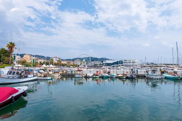 Muitos Barcos Porto Marítimo Cannes Pesca França Algumas Nuvens Céu — Fotografia de Stock