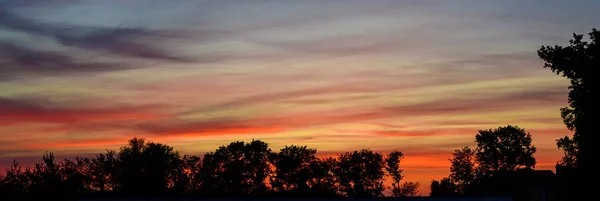 Foto Panorama Puesta Sol Sobre Ciudad Cielo Lleno Colores Cálidos — Foto de Stock