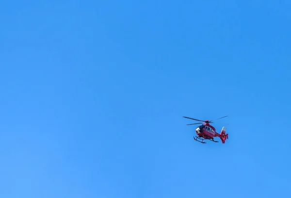 Mavi Gökyüzü Arka Plan Karşı Uçan Helikopter Sözler Için Boş — Stok fotoğraf