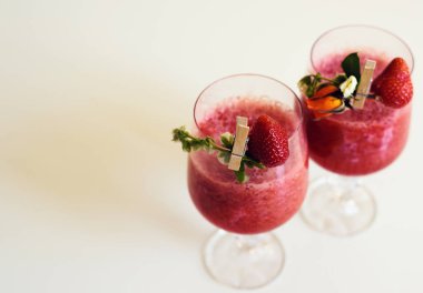 Çilek ve buz, taze cocktai floric ve çilek ile süslenmiş
