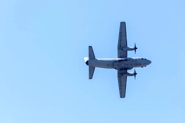 Большой Самолет Летит Фоне Голубого Неба — стоковое фото