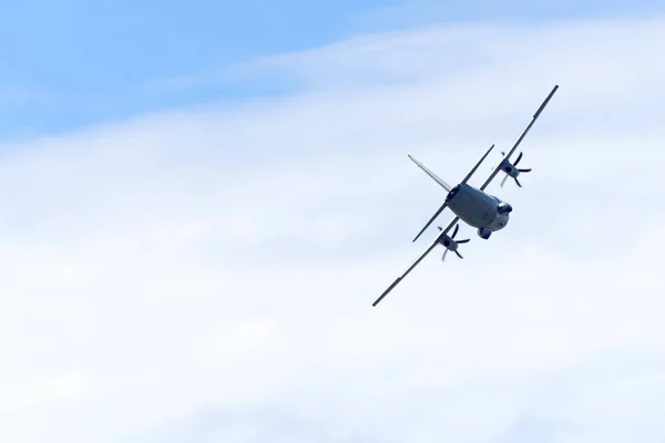 Mavi Gökyüzü Arka Karşı Büyük Uçak Uçar — Stok fotoğraf