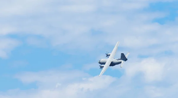 Avión Grande Vuela Contra Fondo Del Cielo Azul —  Fotos de Stock