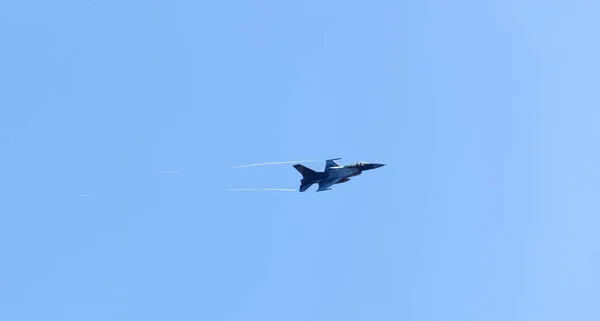 Militärflugzeuge Fliegen Über Blauem Himmel — Stockfoto