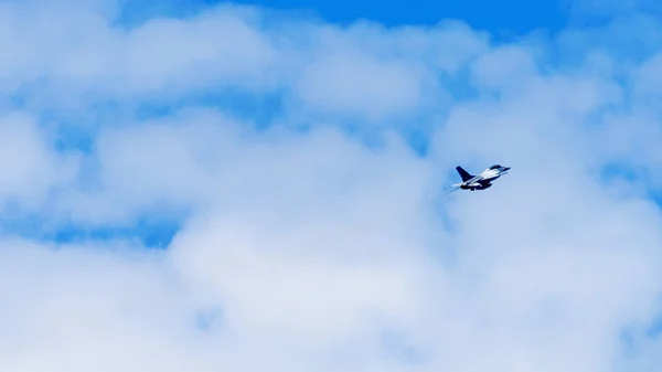 Avion Militaire Survolant Ciel Bleu — Photo