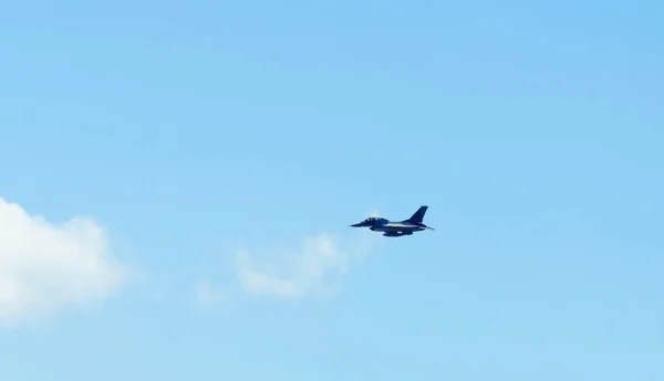 Στρατιωτικά Αεροσκάφη Που Πετούν Πάνω Από Γαλάζιο Του Ουρανού — Φωτογραφία Αρχείου