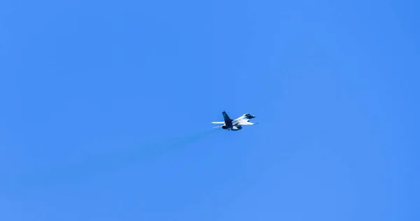 Militärflugzeuge Fliegen Über Blauem Himmel — Stockfoto