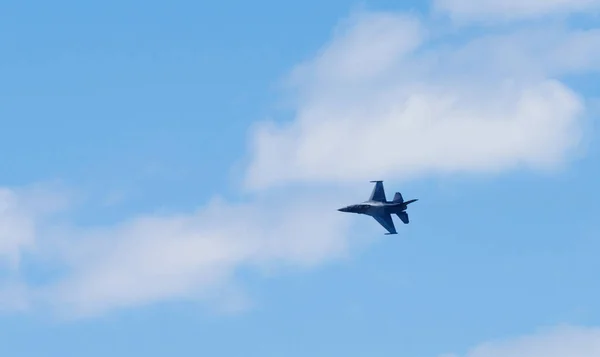 Военные Самолеты Летают Над Голубым Небом — стоковое фото