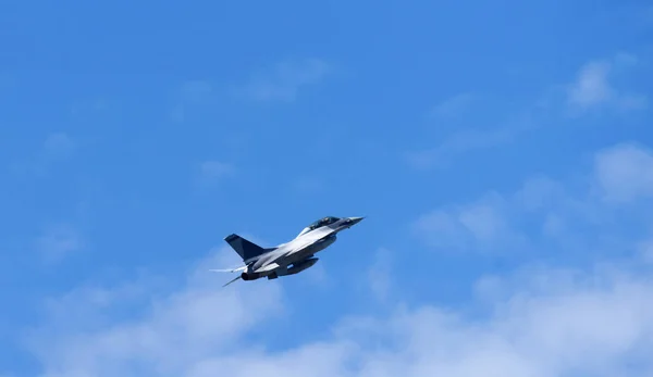 Aviones Militares Sobrevolando Cielo Azul —  Fotos de Stock