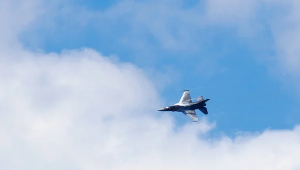 Aeronaves Militares Voando Sobre Céu Azul — Fotografia de Stock