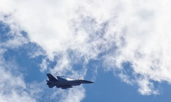 Aviones Militares Sobrevolando Cielo Azul —  Fotos de Stock
