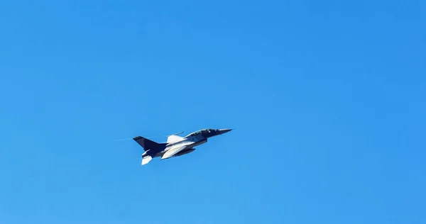 Üzerinde Mavi Gökyüzü Uçan Askeri Uçak — Stok fotoğraf