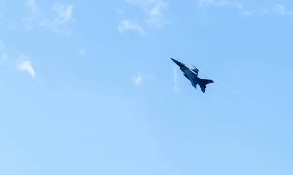 Στρατιωτικά Αεροσκάφη Που Πετούν Πάνω Από Γαλάζιο Του Ουρανού — Φωτογραφία Αρχείου