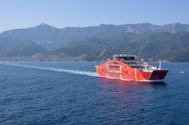 Tekne başlığı Thassos Adası feribot. Arka planda dağlar. Güneşli bir gün. Yunanistan güzellikleri