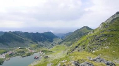 Gün ışığından yararlanma büyülü manzaraya Fagaras dağlar ve Balea Gölü. Romanya güzellikleri