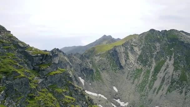 夏天白天的法加拉山脉 罗马尼亚美女 — 图库视频影像