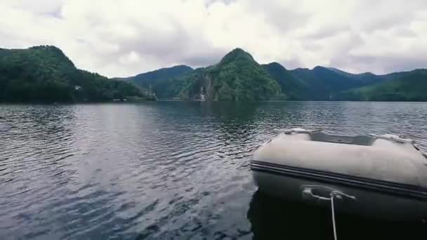 Chalé Pequeno Porto Com Barcos Estacionados Montanhas Fagaras Luz Dia — Vídeo de Stock