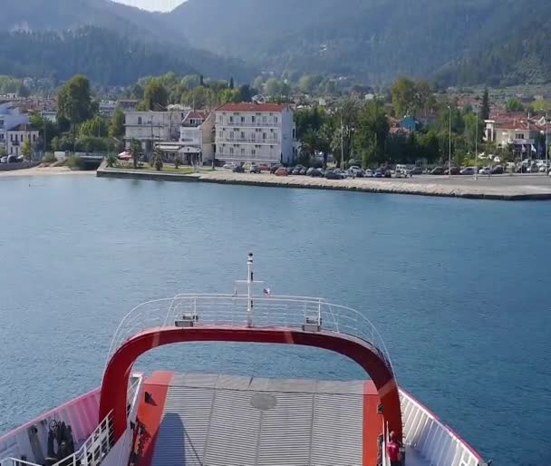 Ferry Boot Nadert Eiland Bij Daglicht Auto Geparkeerd Achtergrond Thassos — Stockvideo