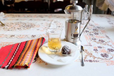 Çikolata ile geleneksel restoranda yeşil çay servisi. Kişinev, Moldova
