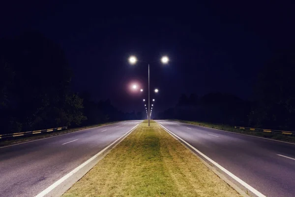 Estrada Duas Vias Iluminada Pelo Poste Luz Noite Chisinau Moldávia — Fotografia de Stock