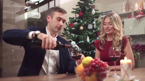 Pareja Joven Blanca Caucásica Una Cena Romántica Navidad Con Vino — Vídeo de stock