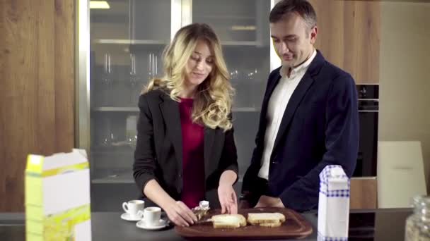 Vit Kaukasiska Unga Par Att Frukost Innan Jobbet Diskutera Något — Stockvideo