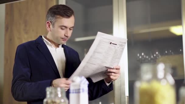 Λευκό Καυκάσιος Νεαρός Άνδρας Διαβάζει Εφημερίδα Πρωί Ενώ Πρωινό Φαγητό — Αρχείο Βίντεο