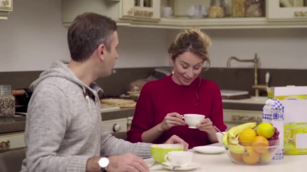Branco Casal Jovem Caucasiano Tomando Café Manhã Humor Positivo — Vídeo de Stock