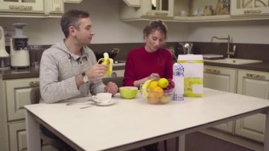 Sabahları kahvaltı beyaz beyaz genç bir çift. Olumlu ruh hali.