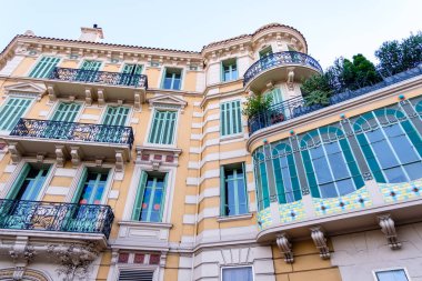 Cannes sokaklarında ilginç sarı ev. Bahçe çatı. Renkli bina. Fransız mimarisi. Geniş açı çekim