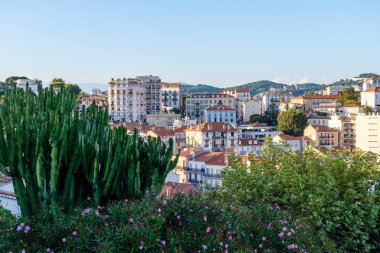 Apartman blokları bir bölgede bir sürü. Fransızlar tarafından yerleşim bölgesine. Şafakta vurdu