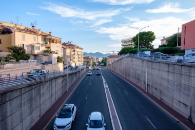 Cannes sıradışı yollar. Otoyollarda arabalar. Güneşli bir günde Fransa
