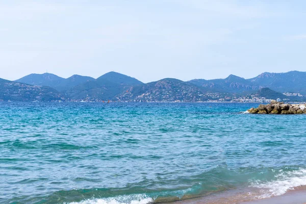 Widok Wzgórza Plaży Cannes Niebieski Wody Nie Ludzi Słoneczny Dzień — Zdjęcie stockowe
