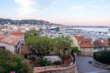 Cityscape üst görünümden. Araba sürme road, dönme dolap, bağlantı noktası. Şafakta vurdu. Cannes, Fransa