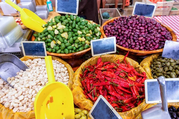 ピーマン オリーブ 市場でフランス語豆 健康的な生活のための野菜の大量 — ストック写真