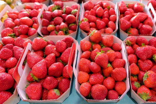 Zeer Rode Aardbeien Kleine Vakken Sweet Zoek Afbeelding Heerlijke Vruchten — Stockfoto