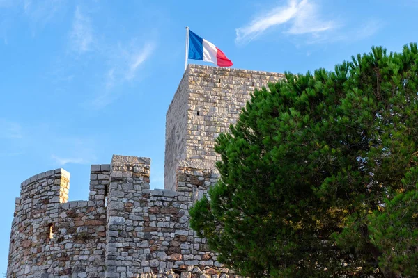 Una Antigua Torre Cannes Con Bandera Francesa Signo Patriotismo Gente — Foto de Stock