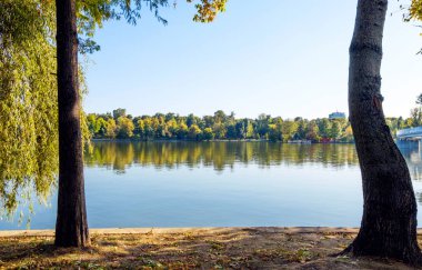 Manzara Herastrau göl güneşli gün, Bucharest, Romanya