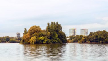 Manzara gökyüzü kule iş merkezi arka planda, Bükreş, Romanya ile Herastrau Gölü