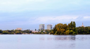 Manzara gökyüzü kule iş merkezi arka planda, Bükreş, Romanya ile Herastrau Gölü