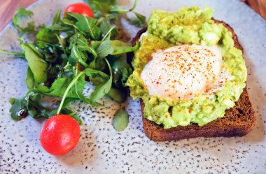 makro çekim, sebze salatası ve bir dilim ekmek ve bir tabak kızarmış yumurta ile yakın çekim