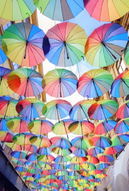 sokak Bükreş'te birçok renkli şemsiye ile kaplı renkli arka plan, Romanya