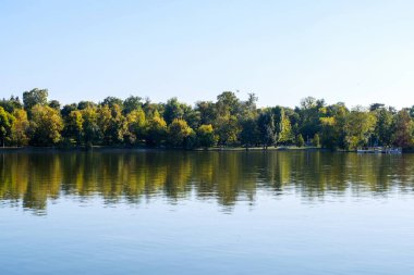 Manzara Herastrau göl güneşli gün, Bucharest, Romanya