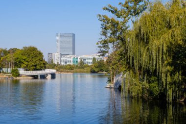 Manzara gökyüzü kule iş merkezi arka planda, Bükreş, Romanya ile Herastrau Gölü